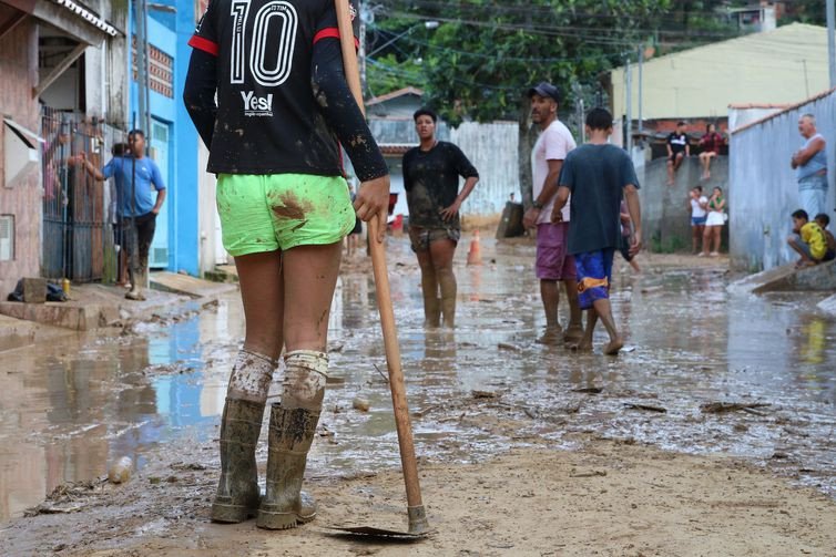 Sobe para 40 o número de mortes confirmadas no litoral paulista após chuvas