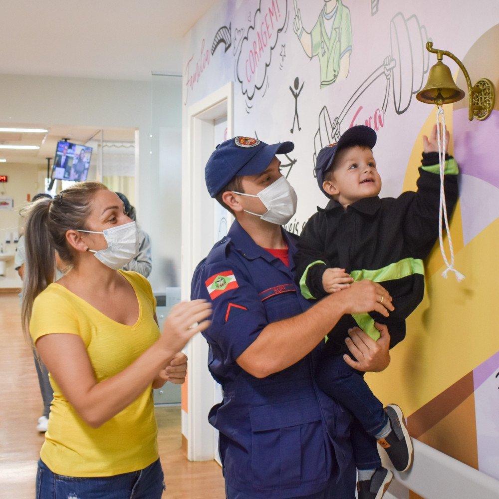 Bombeiros participam do sino e realizam sonho de menino no hospital Santo Antônio em Blumenau