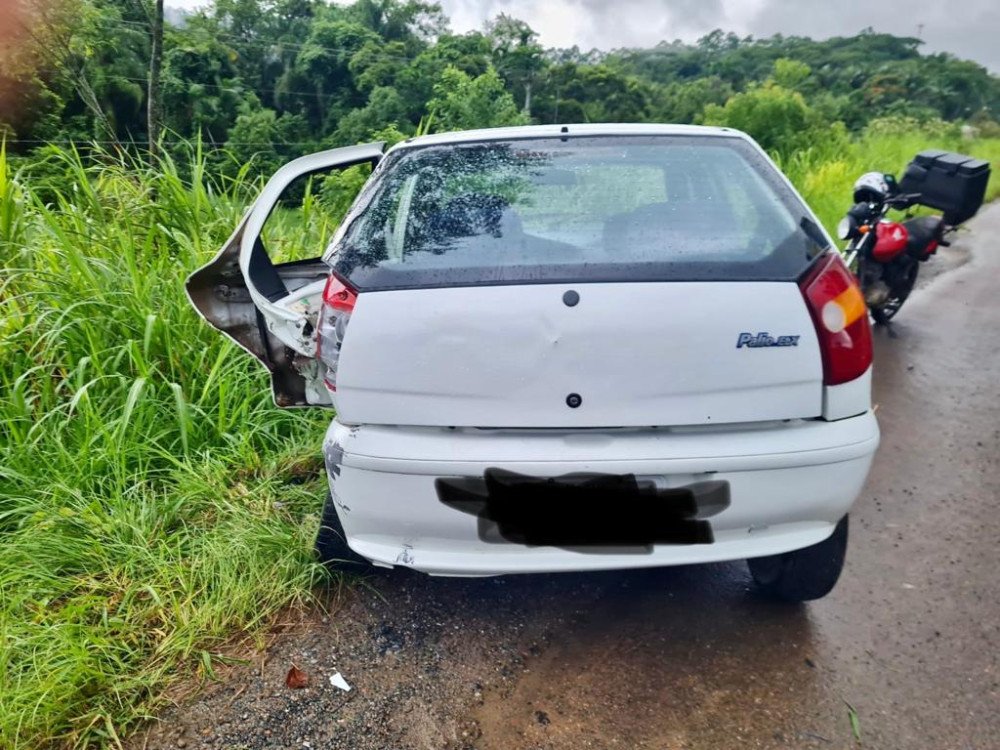 Acidente entre carro e caminhão deixa três feridos na BR-470 em Indaial