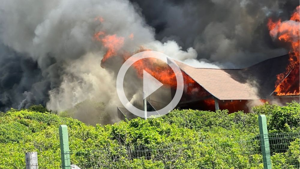 Vídeo: Incêndio destrói beach club Warung na Praia Brava em Itajaí