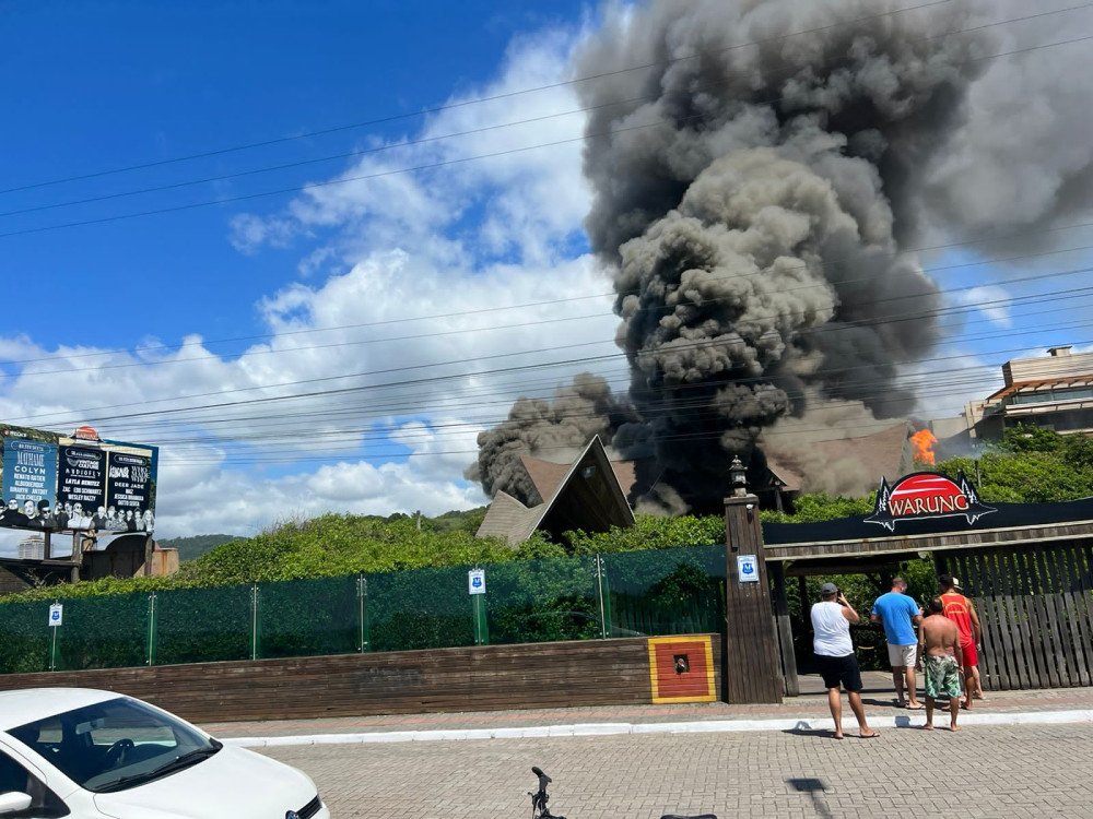 Incêndio no Warung Beach Club já está controlado, afirma Corpo de Bombeiros; ninguém se feriu