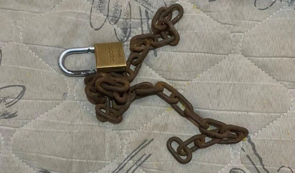 Adolescente é encontrada acorrentada dentro de casa em Itajaí; mãe foi detida
