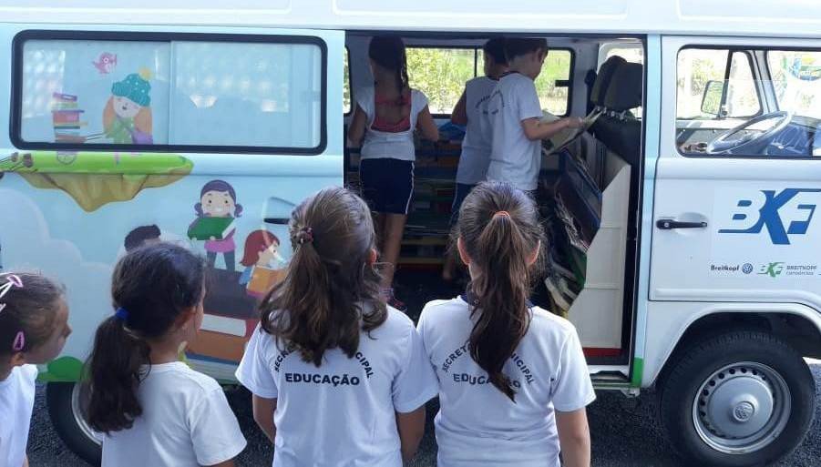 Leitura para todos: oito escolas de Blumenau recebem visita da Biblioteca Ambulante