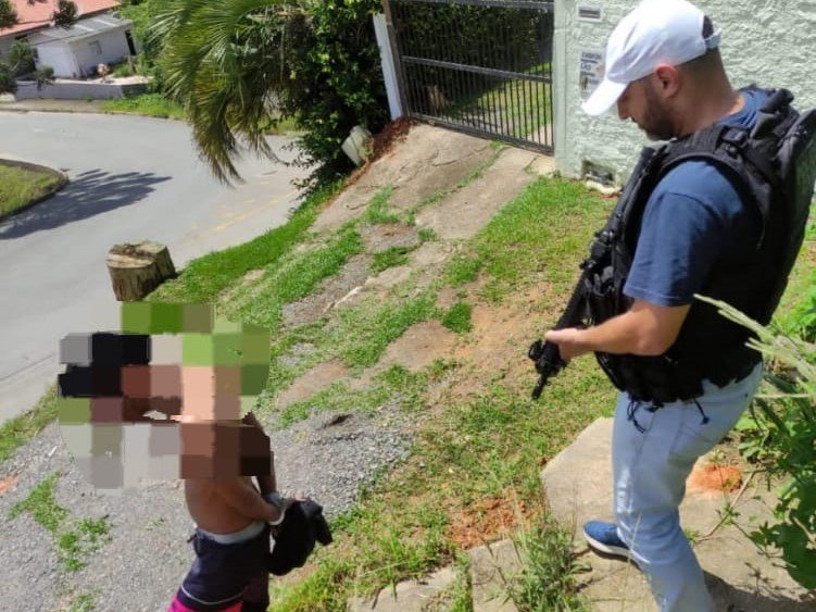 Polícia prende foragido que é suspeito de assaltos em mercado e ótica de Timbó