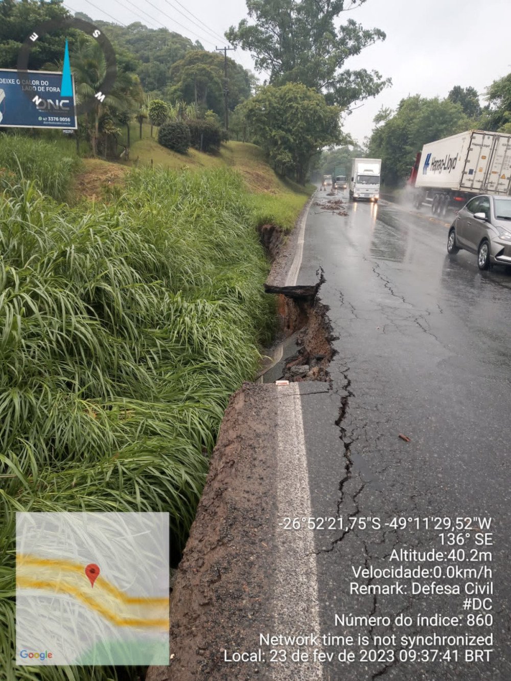 Trecho da BR-470 em Indaial cede e compromete o trânsito nesta quinta-feira