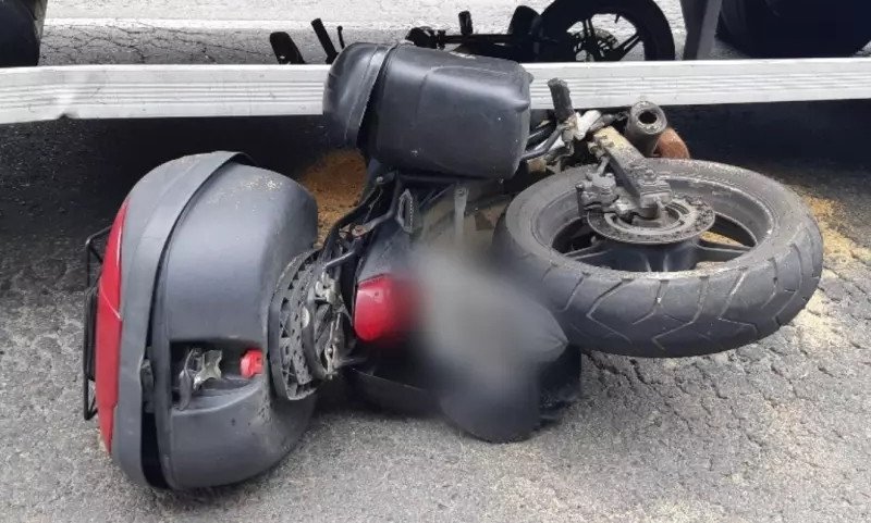 Motociclista fica gravemente ferido após bater moto contra caminhão e ser atropelado em Ibirama