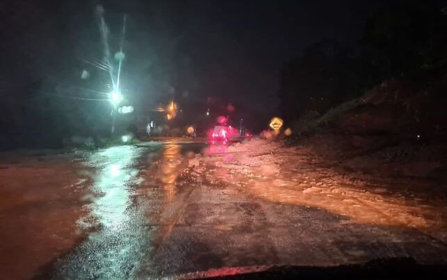 Deslizamentos de terra interditam pistas na SC-108 em Guaramirim e BR-280 em São Bento do Sul