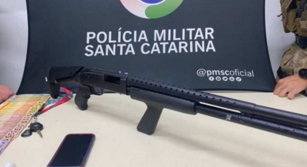 Polícia prende homem e apreende adolescente com arma, dinheiro e drogas em Blumenau