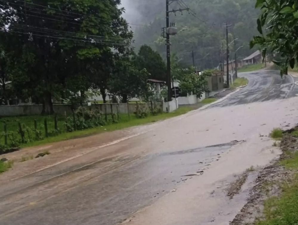 Chuva causa transtornos em cidades do Vale do Itajaí
