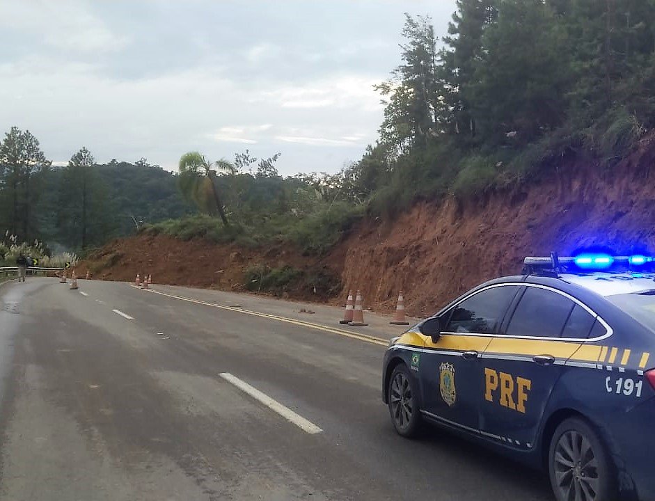 Serra de Corupá na BR-280 continua interditada