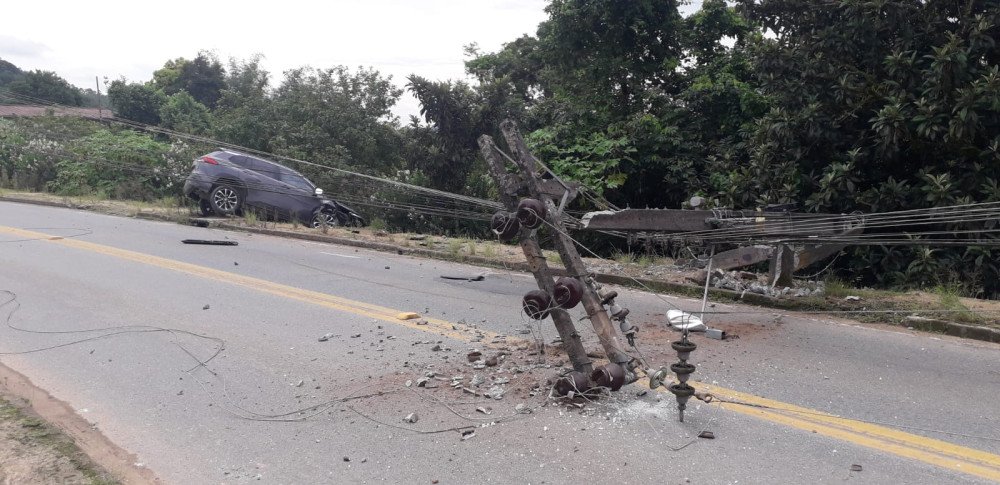 Motorista perde controle do veículo e bate em poste de energia em Gaspar