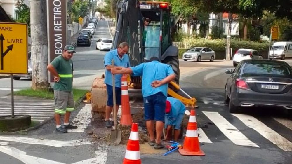 Manutenção em rede de água deixa o trânsito complicado na região central de Blumenau