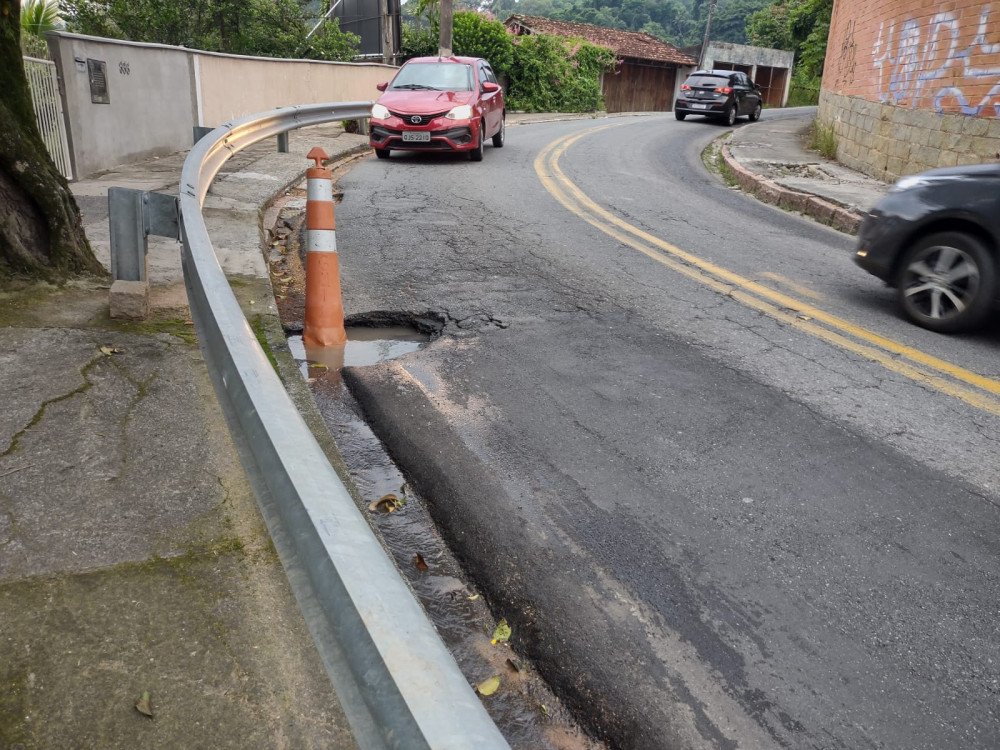 Motoristas reclamam de buraco no Morro da Companhia em Blumenau