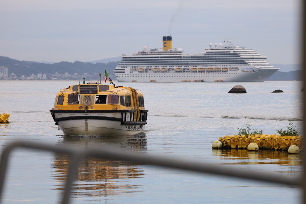 Transatlântico faz terceira parada em Balneário Camboriú