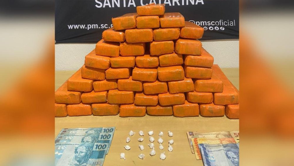 Dupla tenta fugir, mas é presa com maconha e cocaína em Balneário Camboriú