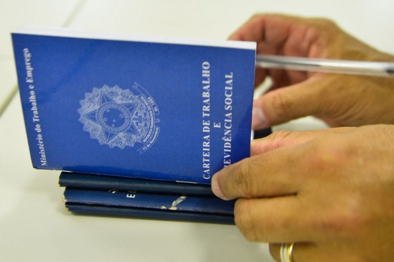 Emprego sem carteira assinada e informalidade batem recorde em 2022