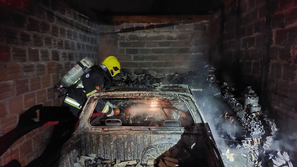 Incêndio destrói garagem e oficina mecânica em Blumenau