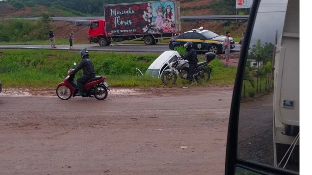 Acidente entre carro e caminhão deixa o trânsito lento na BR-470, em Gaspar