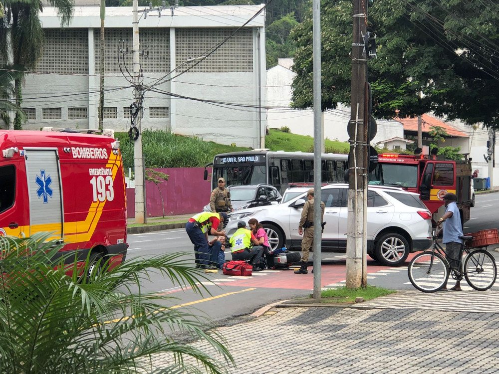 Acidente envolvendo carro e scooter elétrica deixa o trânsito lento no centro de Blumenau