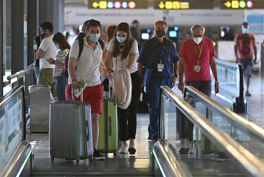 Uso de máscaras em aeroportos e aviões não é mais obrigatório