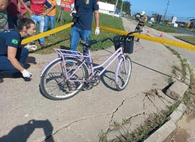 Ciclista morre ao ser atingida por ônibus escolar na rodovia Jorge Lacerda