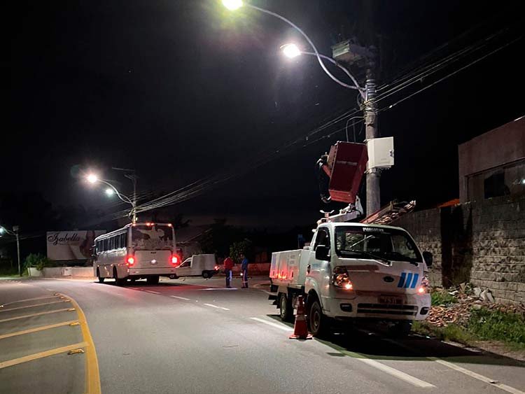 Acidente em Ilhota deixa trabalhador ferido após ônibus bater em caminhão de manutenção