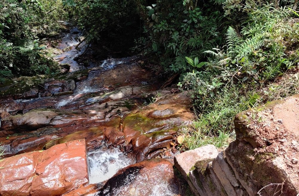 Jovem morre após sofrer acidente de moto e cair em cachoeira em Gaspar
