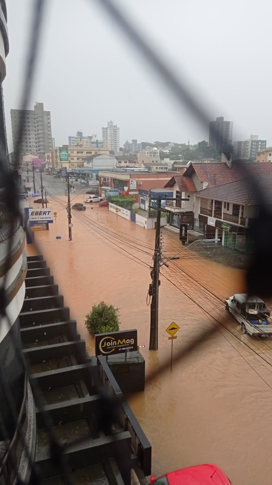 Chuva forte atinge cidades do Vale do Itajaí no fim da tarde desta sexta-feira