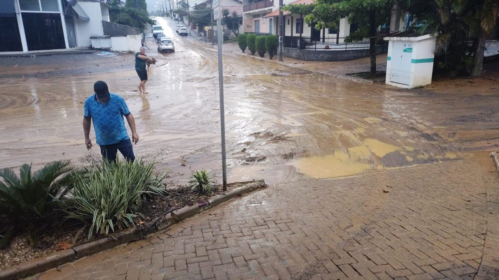 Chuva: vídeos e fotos mostram ruas de Indaial alagadas nesta sexta-feira