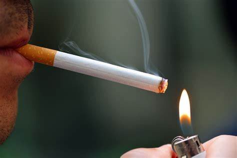Estudo revela que nove em cada dez adolescentes compram cigarro em comércio autorizado
