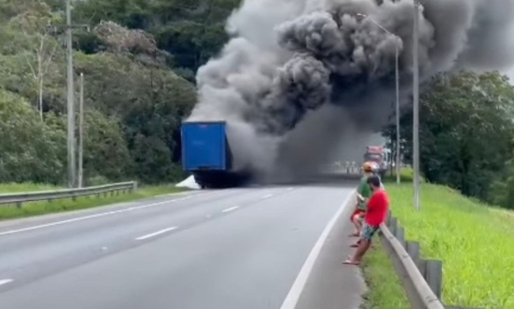 Caminhão pega fogo e interdita pista na BR-376 na divisa entre Paraná e Santa Catarina