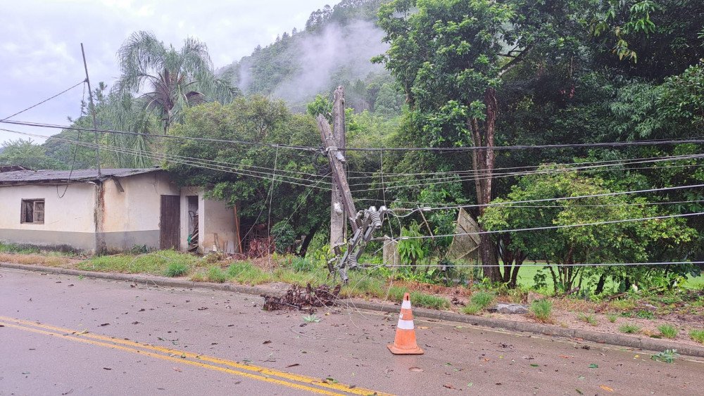Fotos e vídeos: Chuva causa transtornos na região do Vale do Itajaí e moradores relatam força do vento