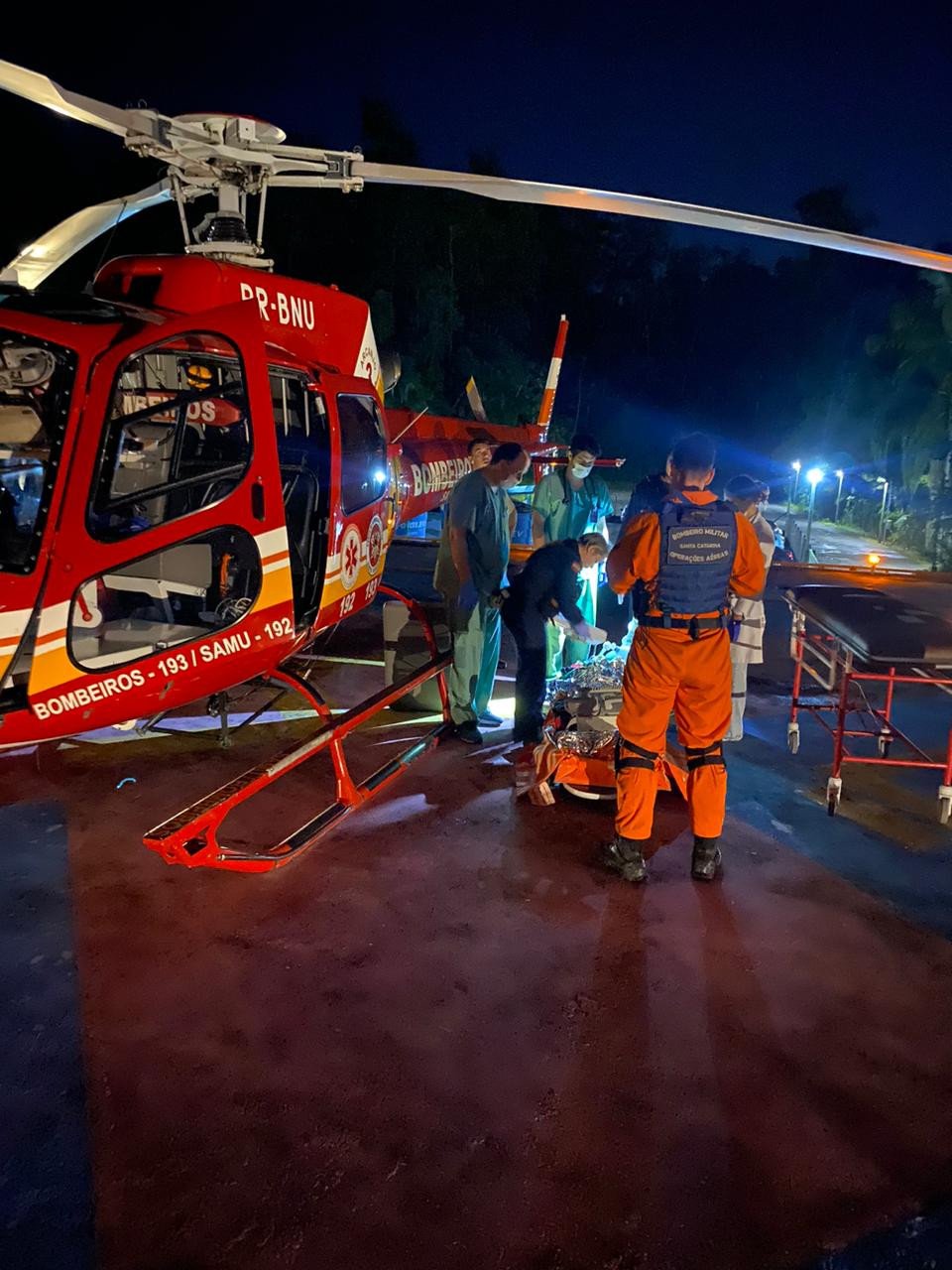 Motociclista bate em poste e é atendido por Arcanjo em Gaspar