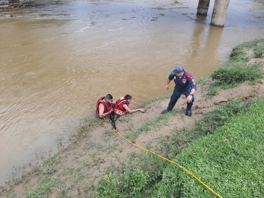 Homem é resgatado por bombeiros depois de ser arrastado para dentro do rio em Timbó
