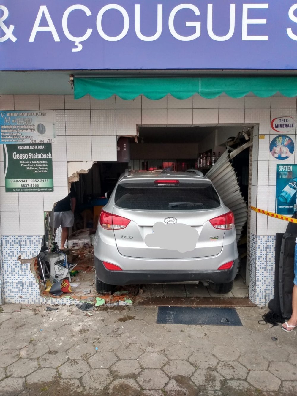 Motorista perde o controle, bate na parede e invade supermercado em Itajaí