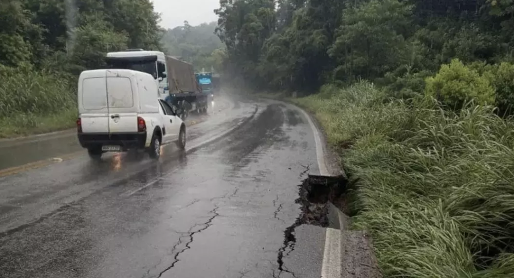 Trecho da BR-470 em Indaial cede depois das chuvas e fica em meia pista