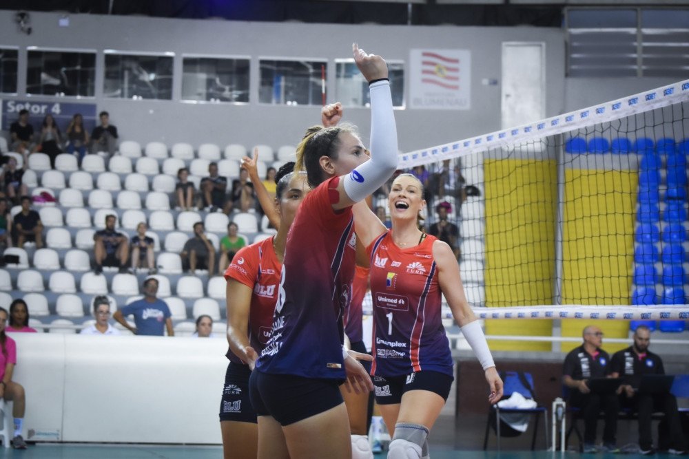 Bluvolei vence o Curitiba no tie-break e fica a uma vitória das semifinais da Superliga B