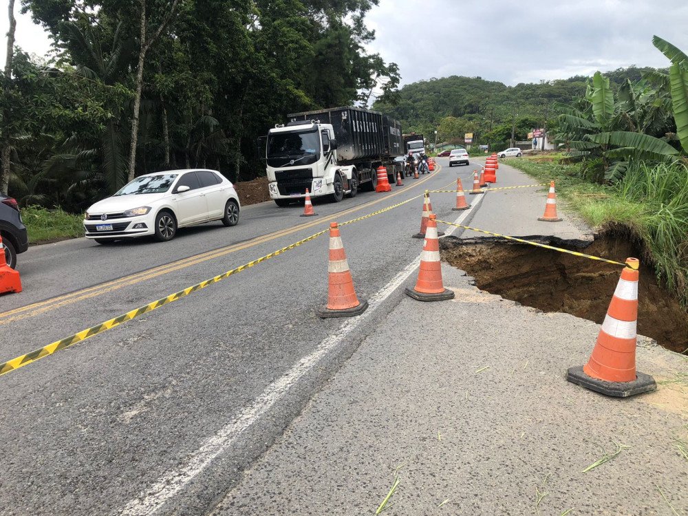 Cratera impacta trânsito na BR-470 entre Blumenau e Indaial