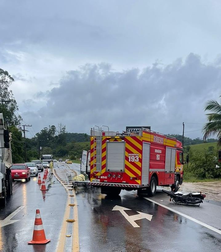 Acidente entre carro e moto deixa homem ferido em Gaspar nesta segunda-feira