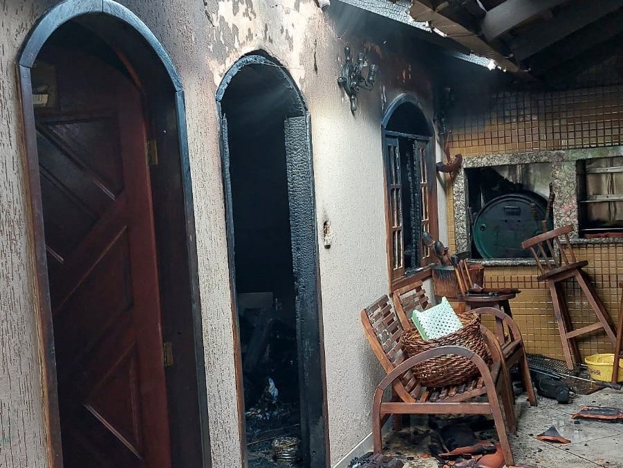 Incêndio destrói completamente fundos de residência no bairro Salto do Norte, em Blumenau