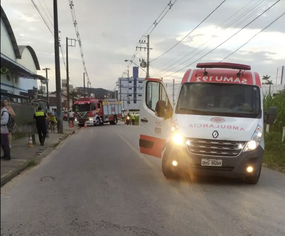 Acidente entre moto e caminhão mata jovem em Brusque