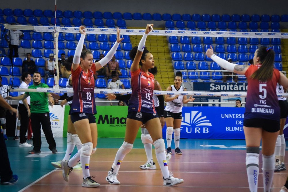 Bluvolei vence Chapecó fora e se garante nas semifinais da Superliga B