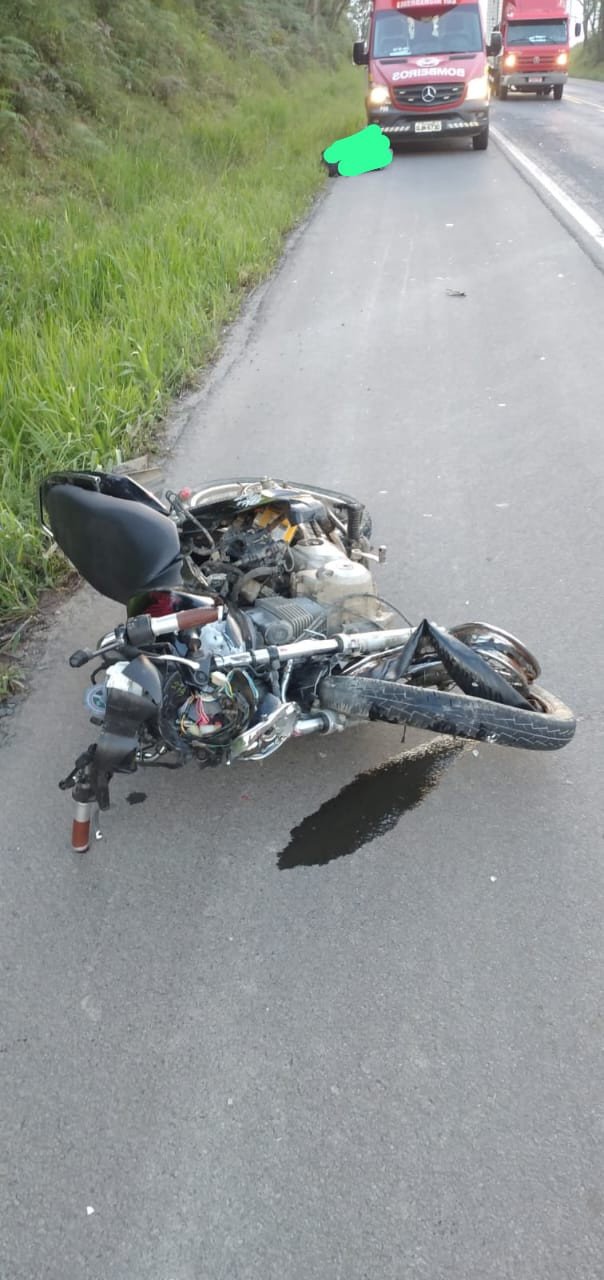 Jovem morre após bater de frente com caminhão em Pouso Redondo nesta quarta-feira