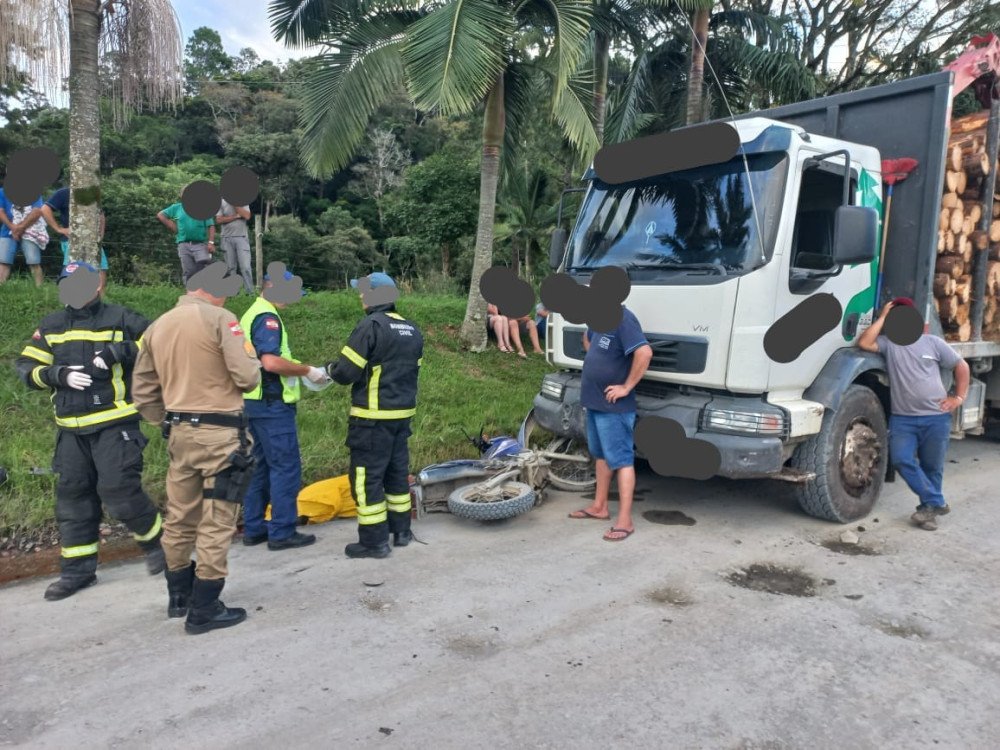Acidente entre caminhão e moto deixa homem morto em Agrolândia nesta quarta-feira