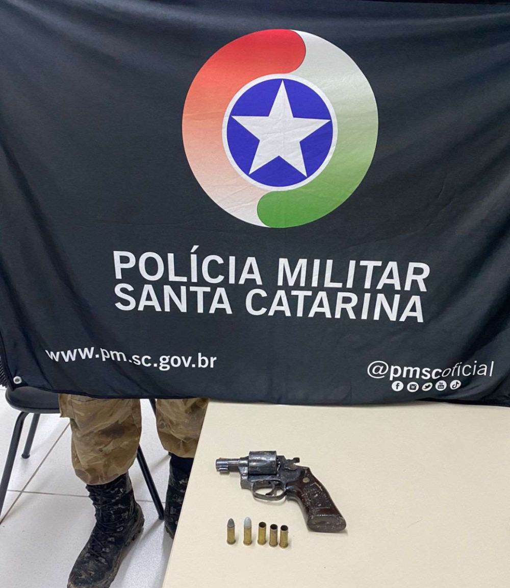 PM de Gaspar recupera carro roubado após perseguição e prisão de suspeitos armados
