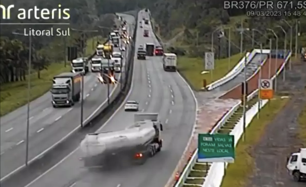 Vídeo: Carreta fica sem freios na BR-376 sentido SC e usa área de escape para evitar acidente