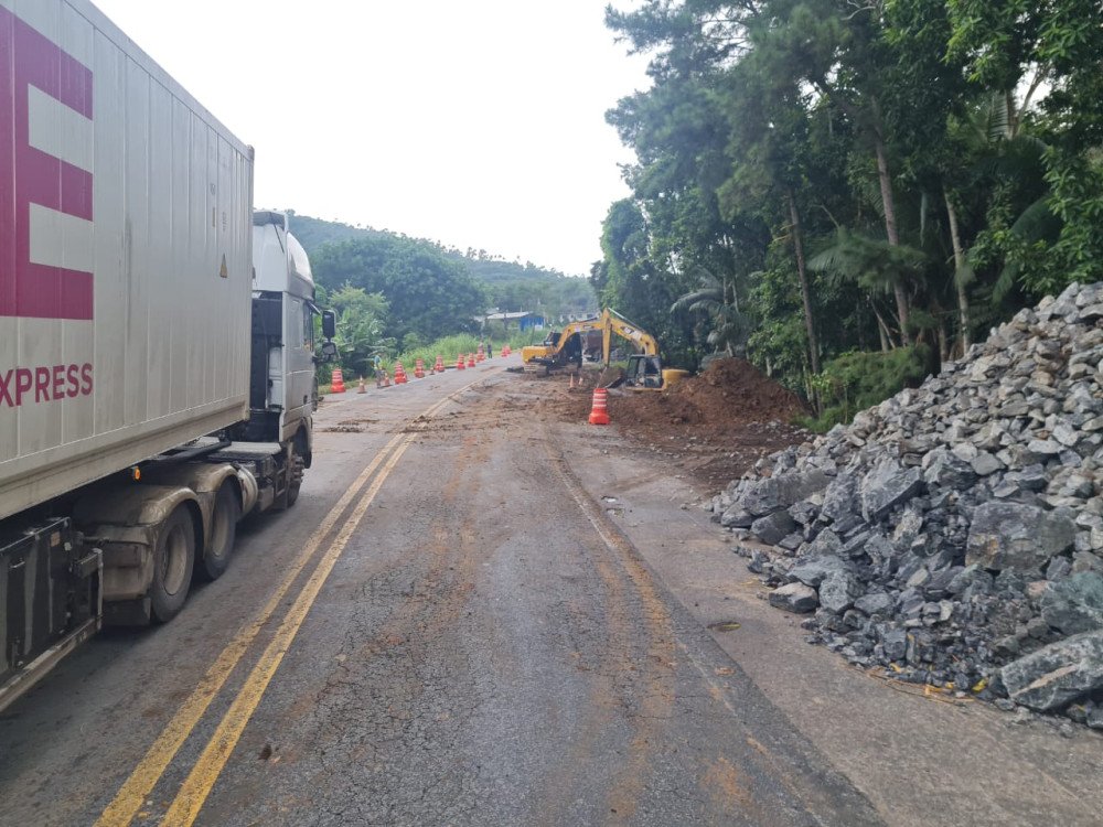 Obra de recuperação: Trecho da BR-470 em Indaial segue com sistema de 