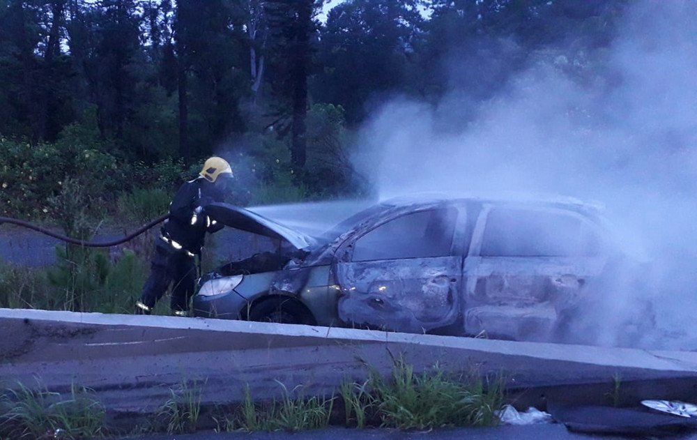 Carro fica destruído após pegar fogo na BR-470 em Gaspar