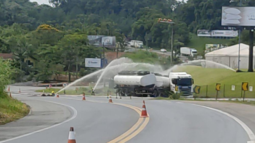 BR-470 é interditada para retirada de caminhão acidentado em Blumenau