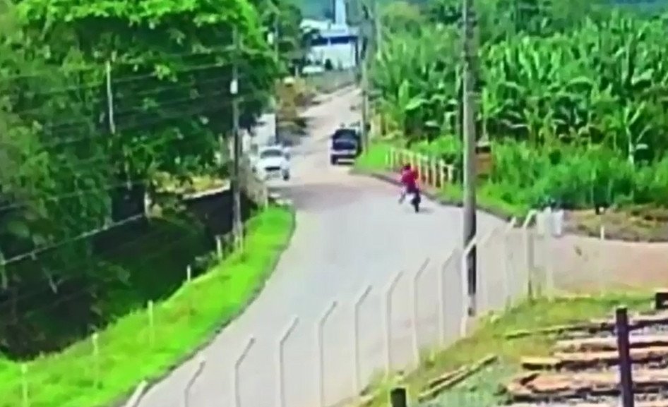 Vídeo: motociclista fica gravemente ferido após bater cabeça contra mureta de ponte em Ilhota